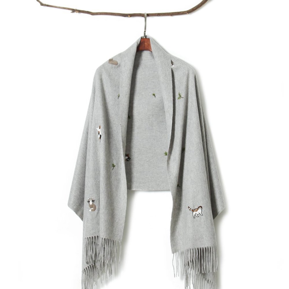 Edelweiss embroidered playing cat cashmere scarf - Picture 9 of 12